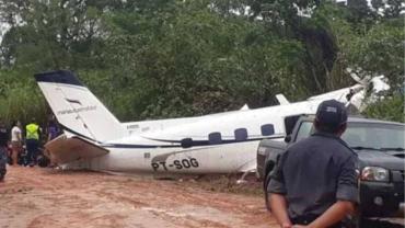 Las fuertes lluvias y la mala visibilidad probablemente causaron que el piloto juzgara mal la ruta de aterrizaje, dicen las autoridades.